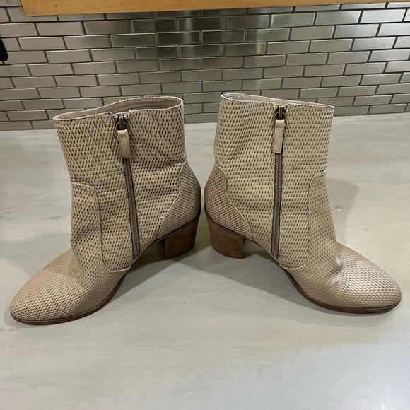 Hinge Daphne Bootie Almond Toe Perforated Leather, Size 9.5 - Picture 5 of 6
